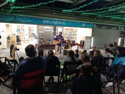 Conte, música, i poesia. Bibliomercat de Santa Eulàlia (Festival Acròbates KIDS)